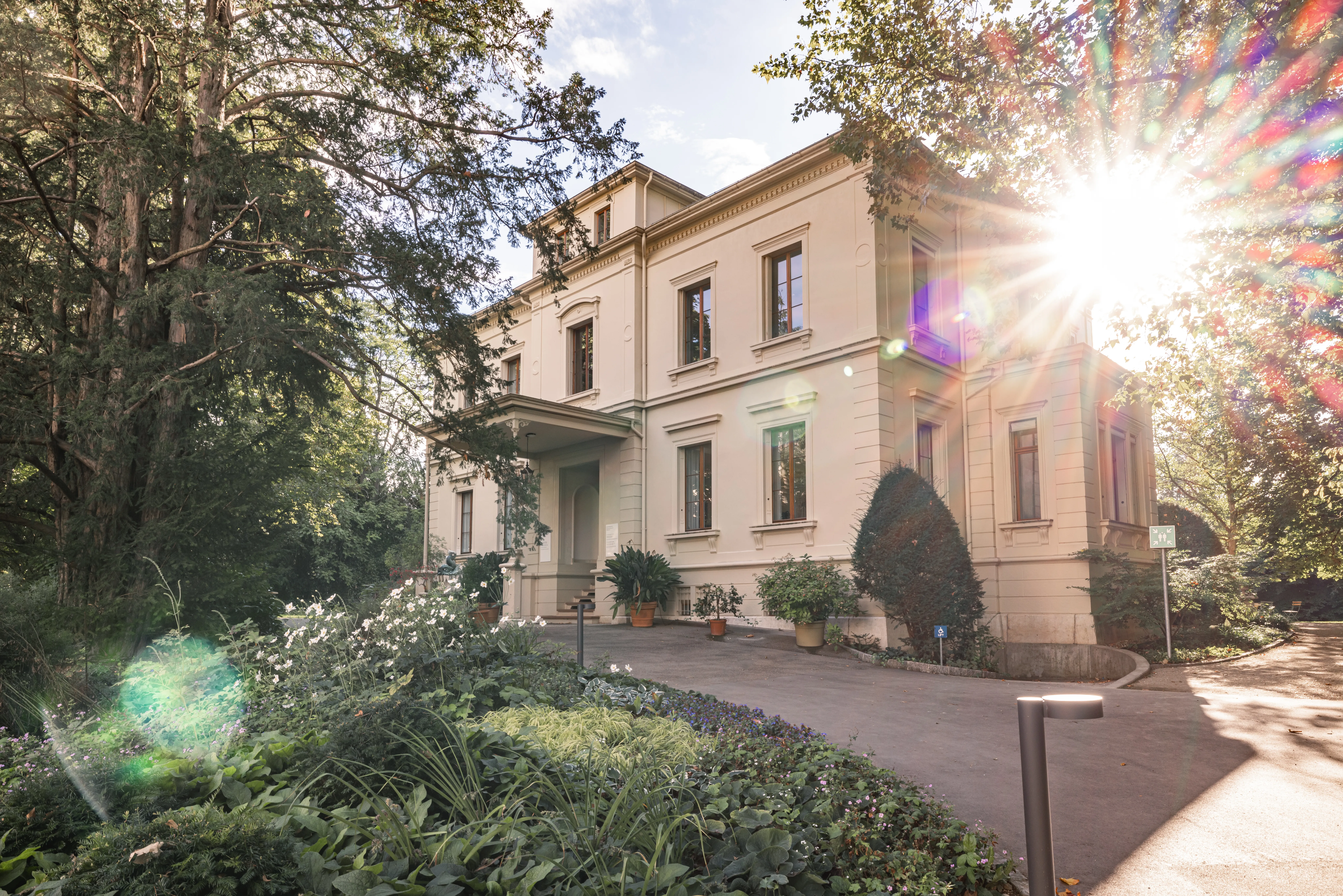 Dr. med. Andreas Zehnder und Dr. med. Michael Schlumpf vor der Villa Hirzbrunnen
